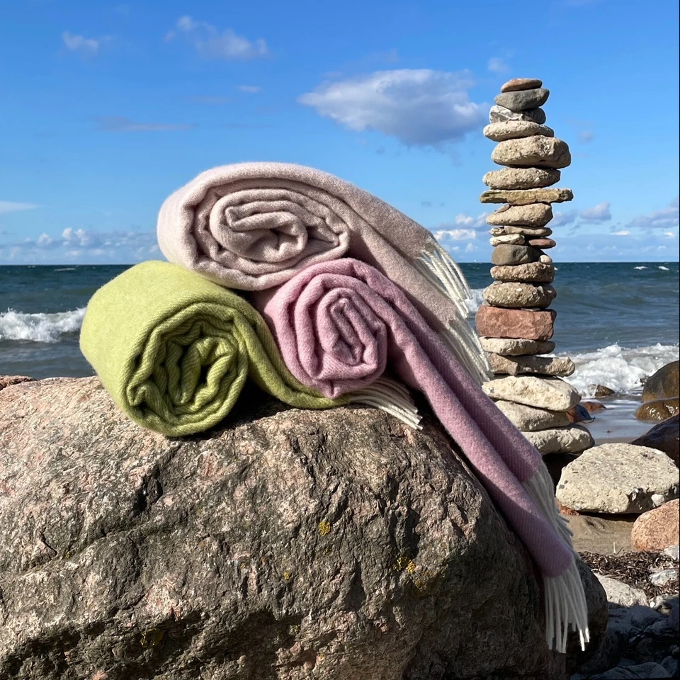 Wolldecke Plaid mit Fransen aus 100% Merinowolle 145 x 180 cm, Uni Soft Rosa - Bild 2 von 4