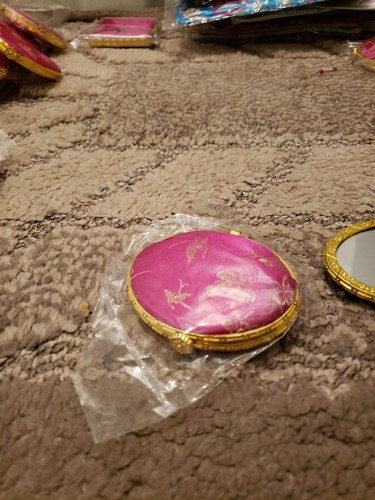 Two Sided Oval Shaped Padded Silk Embroidered Make-up Mirror Compact Pink - 第 1/3 張圖片