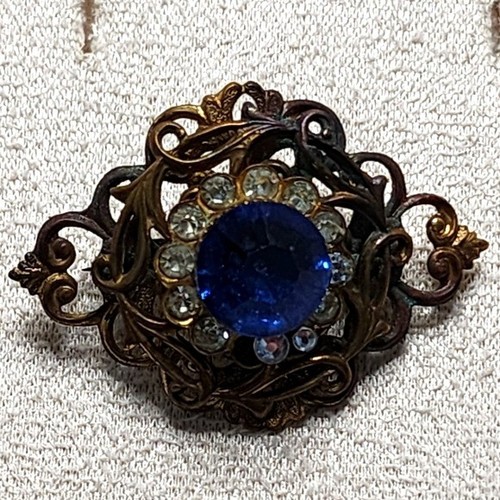 ANTIQUE 1910s–1930s FILIGREE BROOCH BLUE GLASS STONE & CRYSTALS ORNATE GOLD TONE - Picture 11 of 11