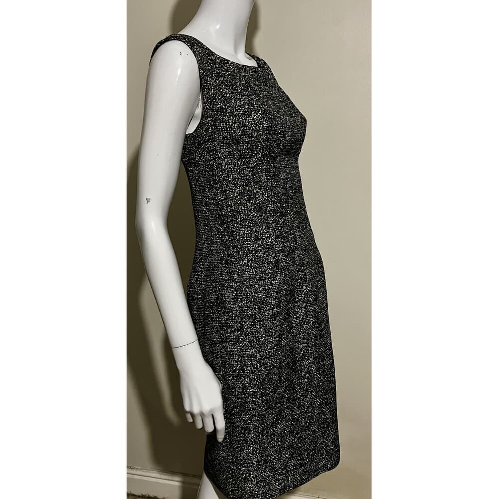 Abito con fibbia in seta Yves Saint Laurent in bianco e nero IT 42 UK 10