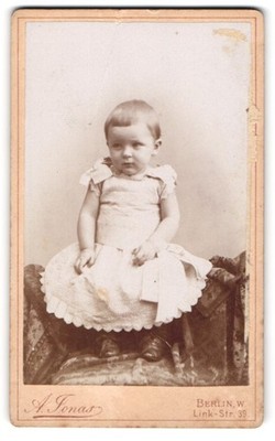 Fotografie A. Jonas, Berlin, Link-Str.39, kleines Baby im weißen Kleid 