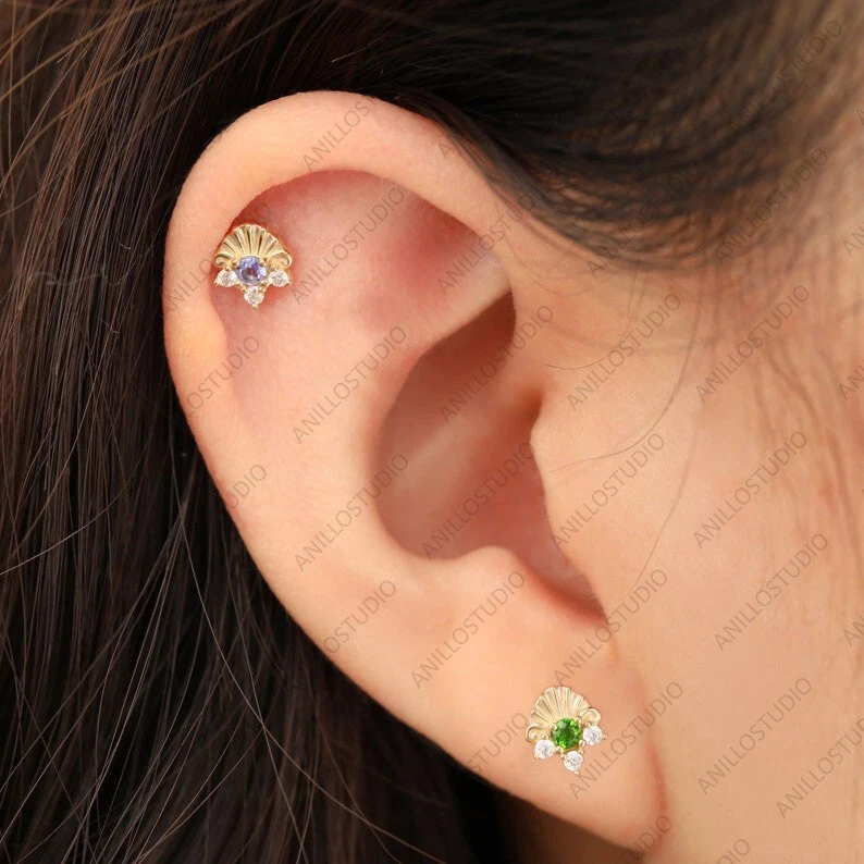 Aretes con poste de perno prisionero de oro amarillo macizo de 14K de diopsido/tanzanita, concha de mar Foto 2 de 4