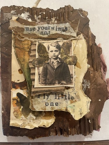 “Fly Little One“ Altered Book. 50+ Pages Of RAW Original Art - Foto 1 di 17