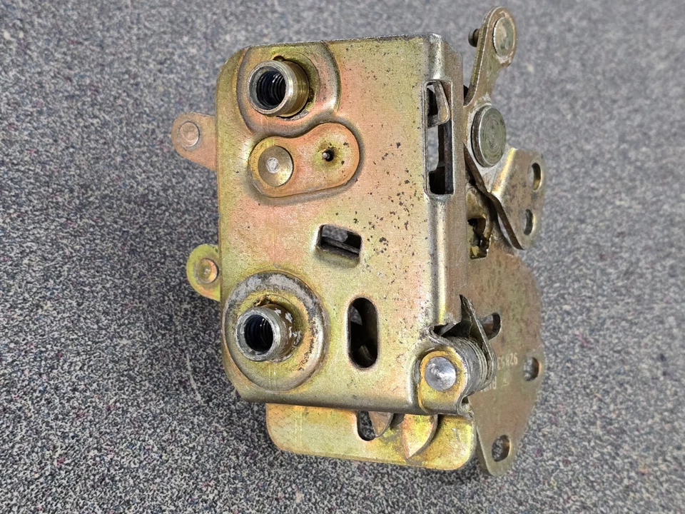 VERY NICE USED ORIGINAL PORSCHE 924 944 928 DRIVERS DOOR LATCH ASSEMBLY - Image 2 of 4