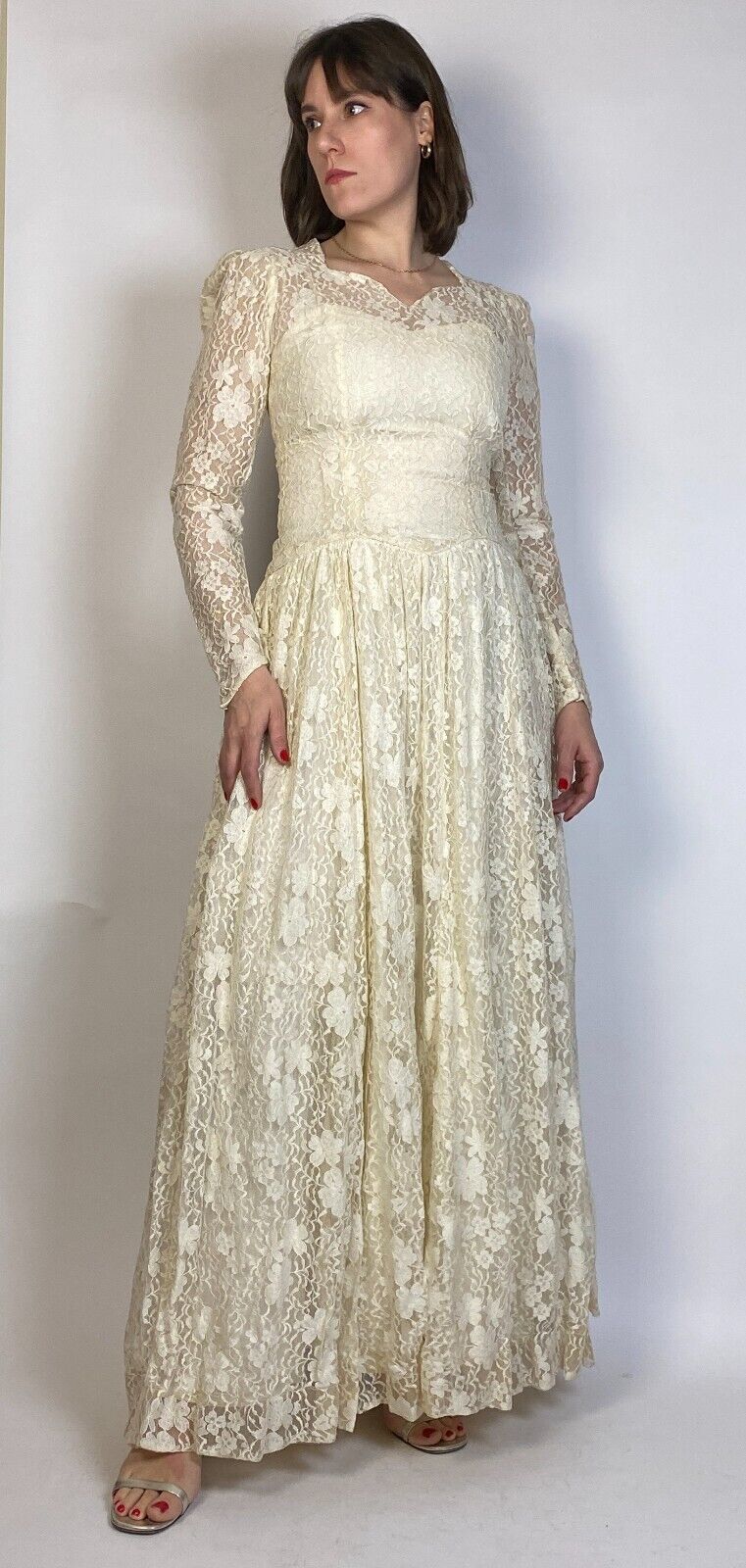 Vintage 1940s Cream LACE Sweetheart Neckline Full Length WEDDING GOWN! Size 6