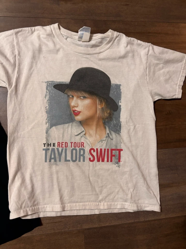 Wo Taylor Swift Red Tour 2013 Concert Tee Size S Gildan Black And White Shirt - Image 3 of 4