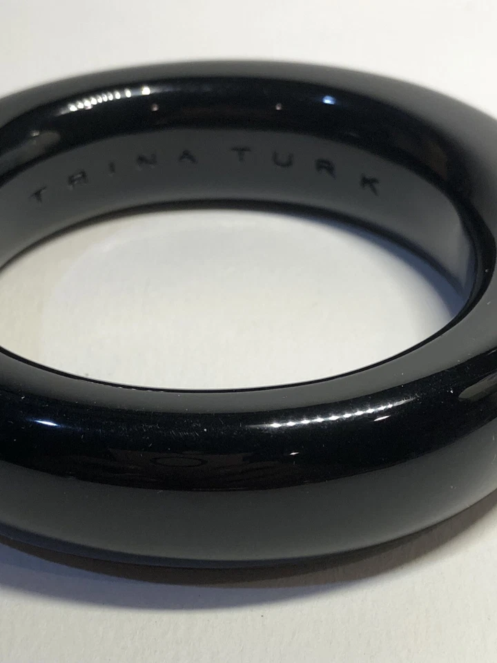 Pulseira TRINA TURK preta de alto brilho larga em resina ousada assinada - Imagem 2 de 4