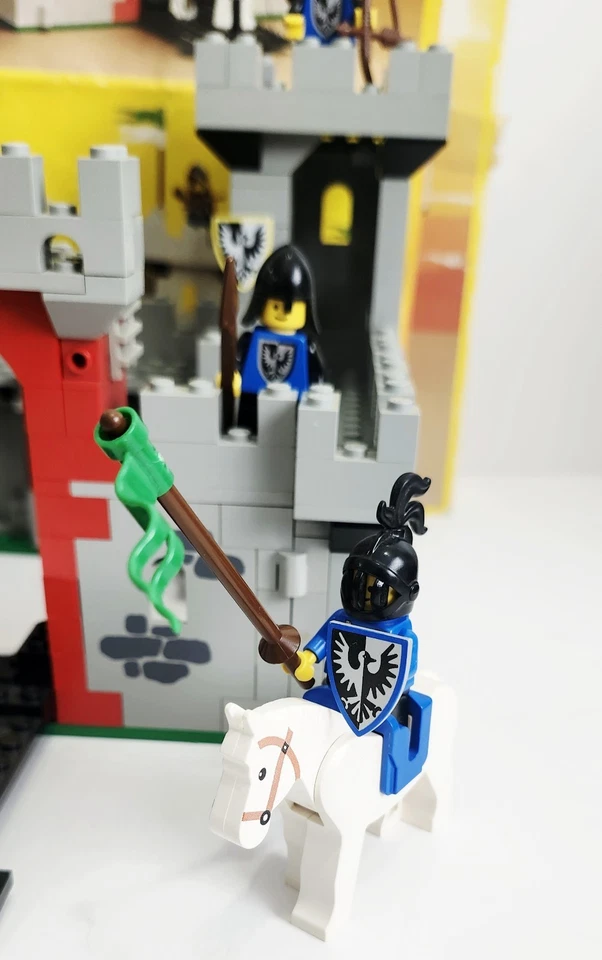 Lego 6073 Legoland Castle System Complete With Original Manual And Box - Image 2 of 4