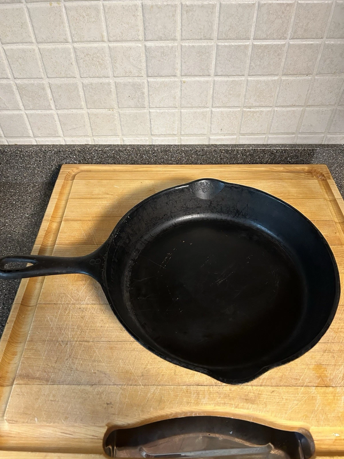 Wagner Ware #8 Sidney -O- 1058B cast iron 10-3/8" skillet P- sits flat