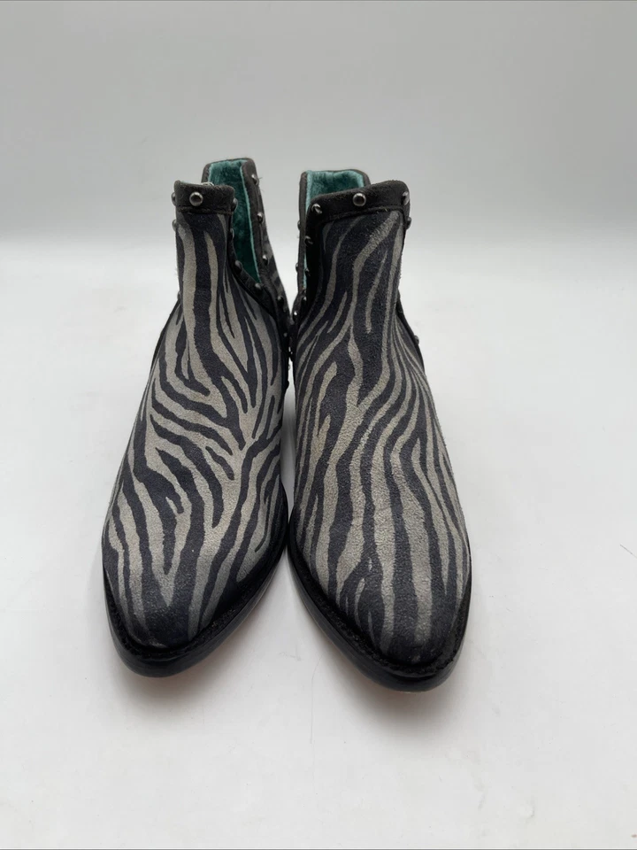 Botines occidentales Corral blancos/negros con estampado de cebra y tachuelas punta en J para mujer 8M” Foto 2 de 4
