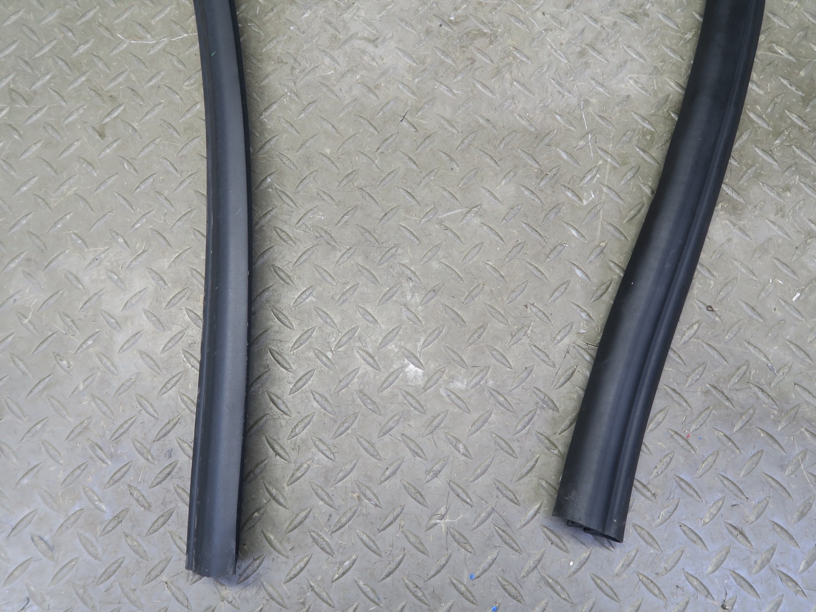 08-19 MASERATI GRANTURISMO M145 LEFT DOOR WEATHERSTRIP RUBBER SEAL GASKET
