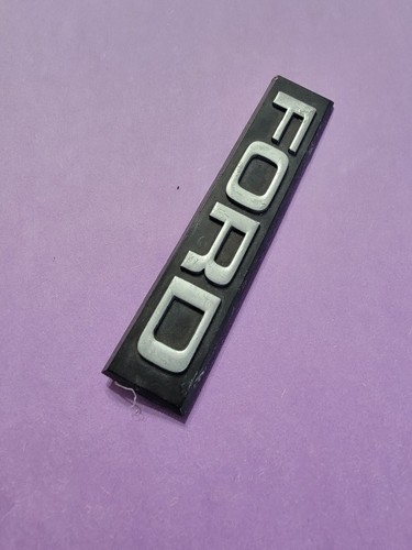 Bin47 Used FORD FAIRMONT CIRCA '78 GRILLE EMBLEM D8BB 8C020 A Plastic - Picture 3 of 4