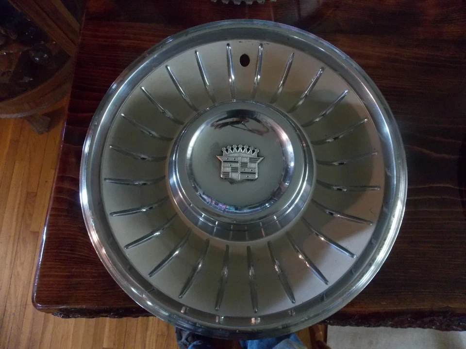 Calotas brancas Cadillac Eldorado Fleetwood Deville fabricante de equipamento original 1960’s, 1961 ou 1962 - Imagem 2 de 4