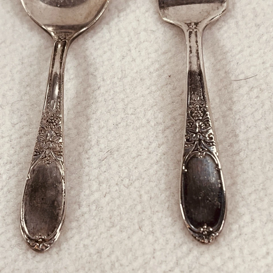 Cuchara y tenedor de bebé vintage Wm Rogers plateado 1934 patrón borgoña/champán Foto 2 de 4