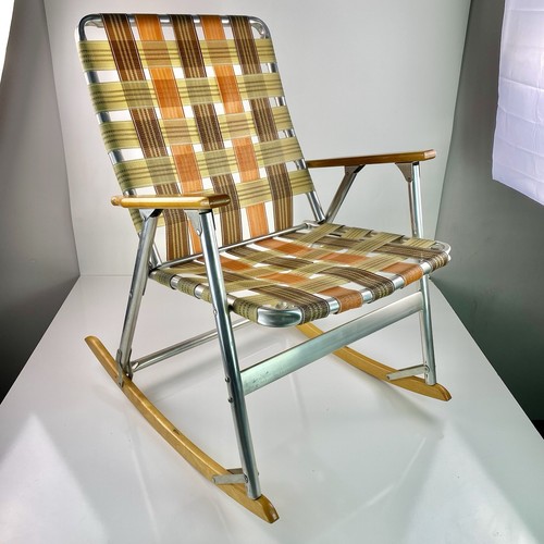 Sedia a dondolo pieghevole in alluminio con braccioli in legno arancione beige marrone vintage