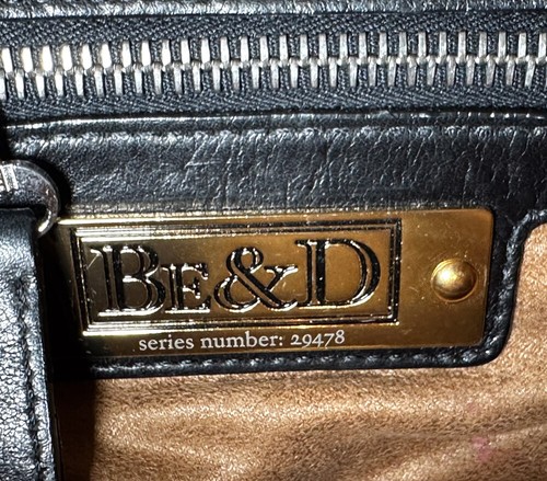 Bolso de mano sin asas BE&D de cuero negro con tachuelas de metal con solapa - Imagen 6 de 6