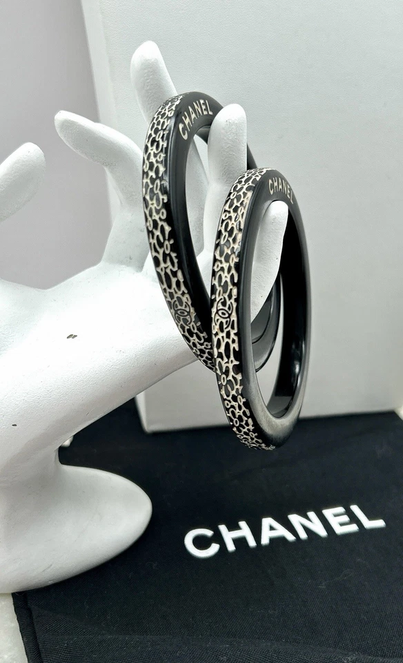 DOS brazaletes Chanel 2006 auténticos de resina tallada floral blanco y negro Foto 3 de 4