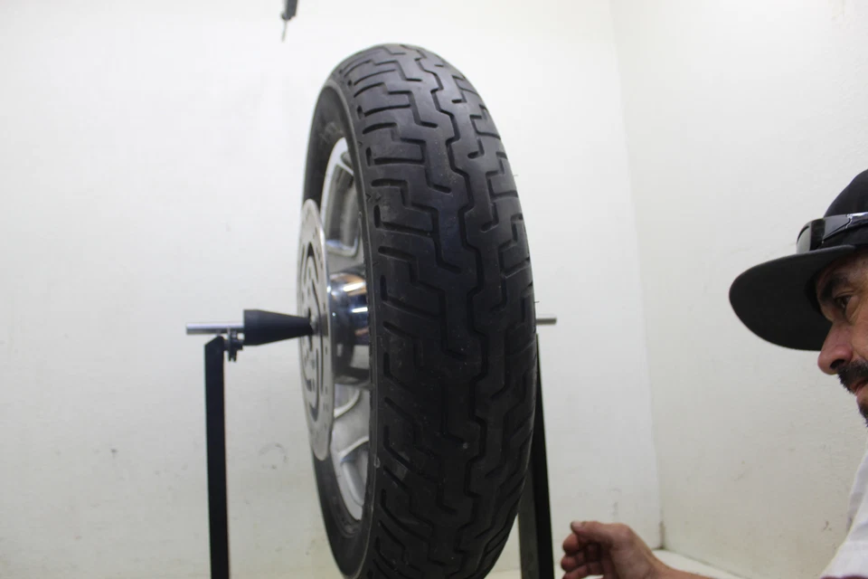 2000 HARLEY-DAVIDSON ELECTRA GLIDE CHROME OEM FRONT WHEEL RIM W TIRE W8 - Image 4 of 4