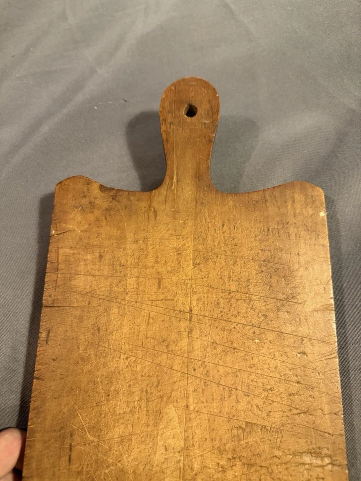 Tabla de cortar antigua Country Primitive de arce con figura Foto 2 de 4