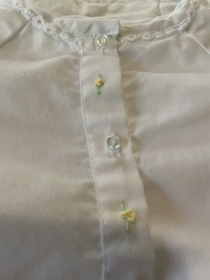 Vestido vintage de lino para recién nacido con cordón bordado hecho a mano Foto 3 de 4