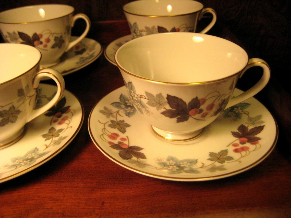 ROYAL DOULTON 4 TAZAS Y PLATILLOS PATRÓN CAMELOTE TC1016 CHINA TRANSLÚCIDA c 1970 Foto 2 de 4