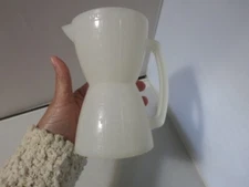 White Tupperware 1 Cup 2 Sided Wet/Dry Measuring Cup with Handle