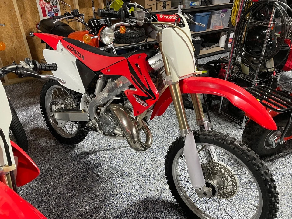2007 Honda CR  - Image 2 of 4
