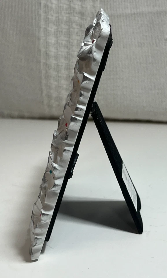 Marco de fotos floral de resina texturizada blanca y plateada Laura Ashley 4 X 4 Foto 2 de 4