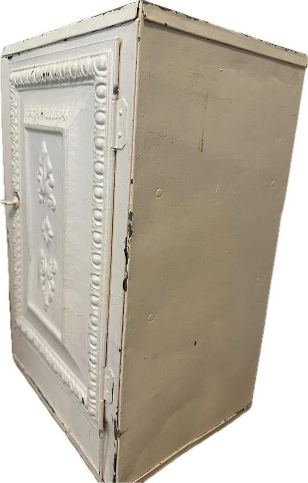 Antigua caja fuerte para tartas galvanizada blanca - Pat. 12 de abril de 1904 - ¡Ornado y funcional! Foto 2 de 4