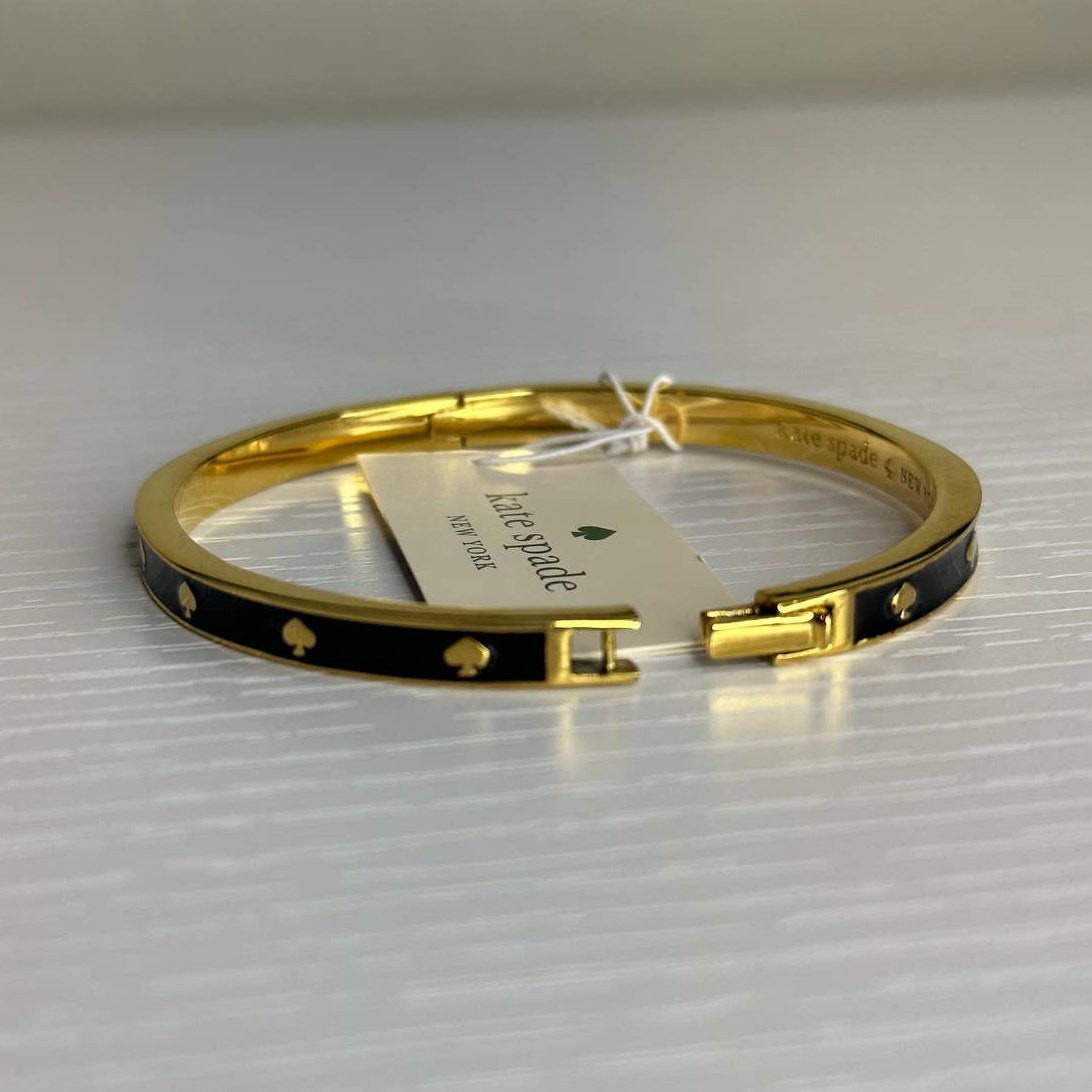 【人気】Kate Spade Goldtone and Black エナメル バングル Kate Spade Black Enamel Gold Tone Spot The Spade Bangle
