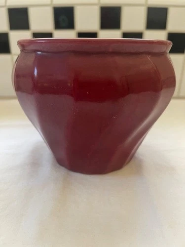 VINTAGE BAUER JARDINIERE SWIRL POT IN BURGUNDY COLOR 5" TALL RARE COLOR!