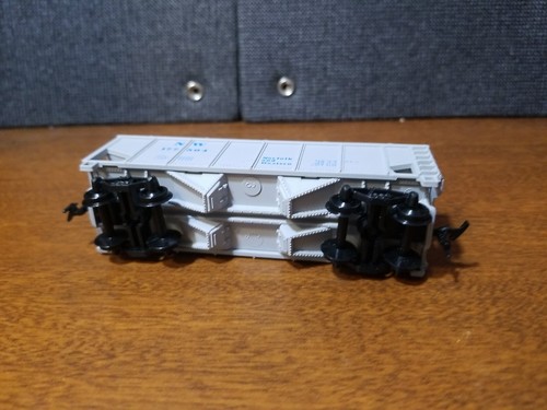 HO Scale "Norfolk & Western" NW 177504 2-bay Cement Hopper Freight Train Car - Picture 8 of 10