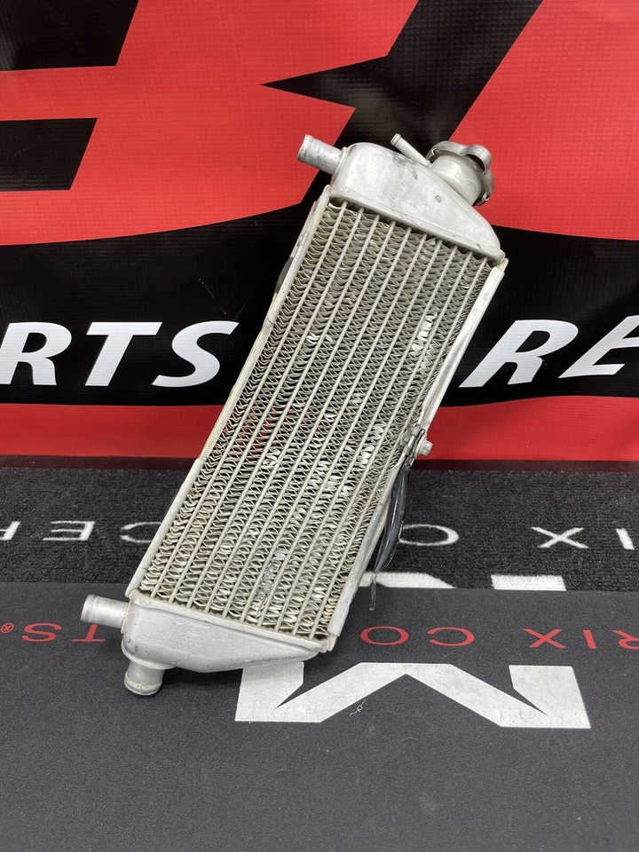 2005 KAWASAKI KX250 OEM RADIADOR DIREITO E PROTETOR 39061-0025 DOBRADO, MAS UTILIZÁVEL! - Imagem 3 de 4