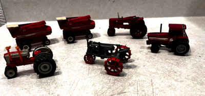 Lot of 6 Ertl Farm Toys Tractors & Combines  IH, Farmall & Ford