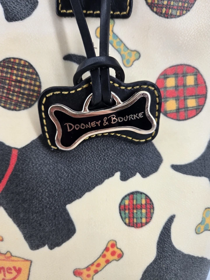 Cartera grande de lona recubierta Y2K Dooney & Bourke Scottie para perro con encanto de bolso Foto 2 de 4