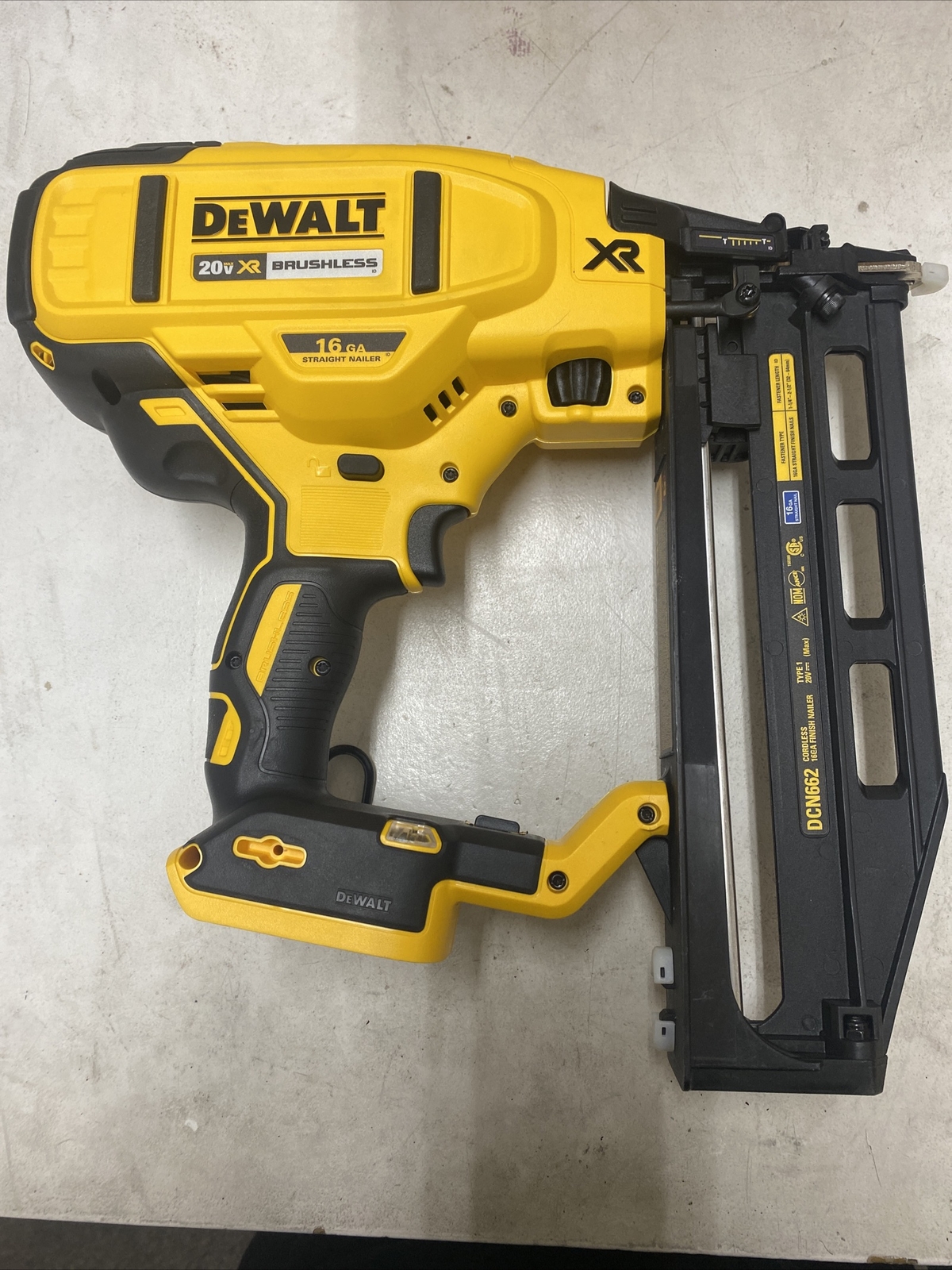 Dewalt DCN662B 20V MAX XR Cordless 16Gauge Straight Finish Nailer