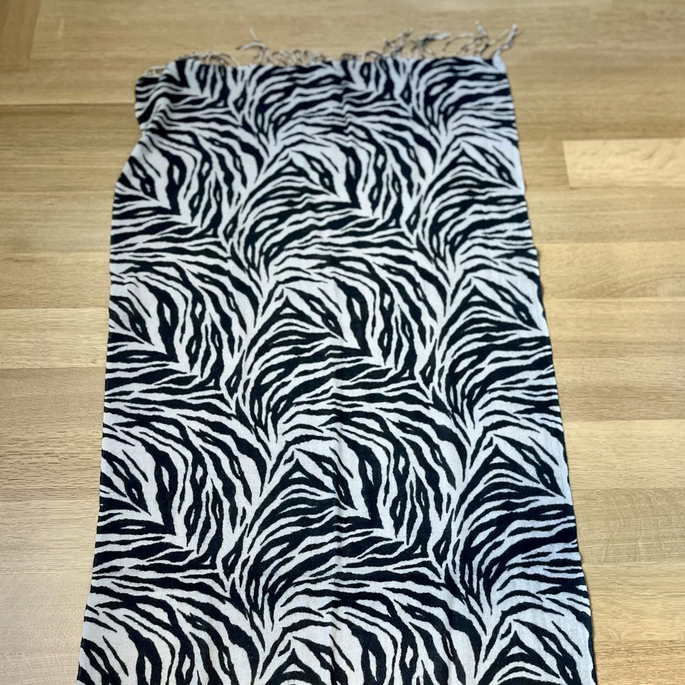 Bufanda vintage de gran tamaño con flecos con estampado de cebra de cachemir La Fiorentina Foto 2 de 4