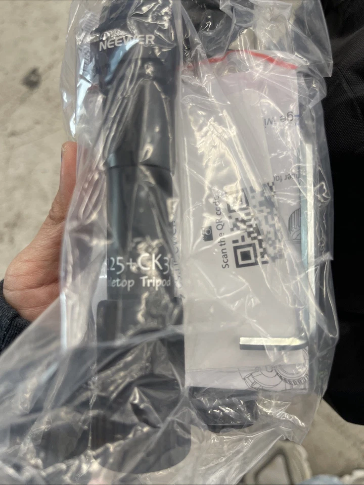 Neewer M225 + CK30 Tabletop Tripod Black New H53 - Image 2 of 3