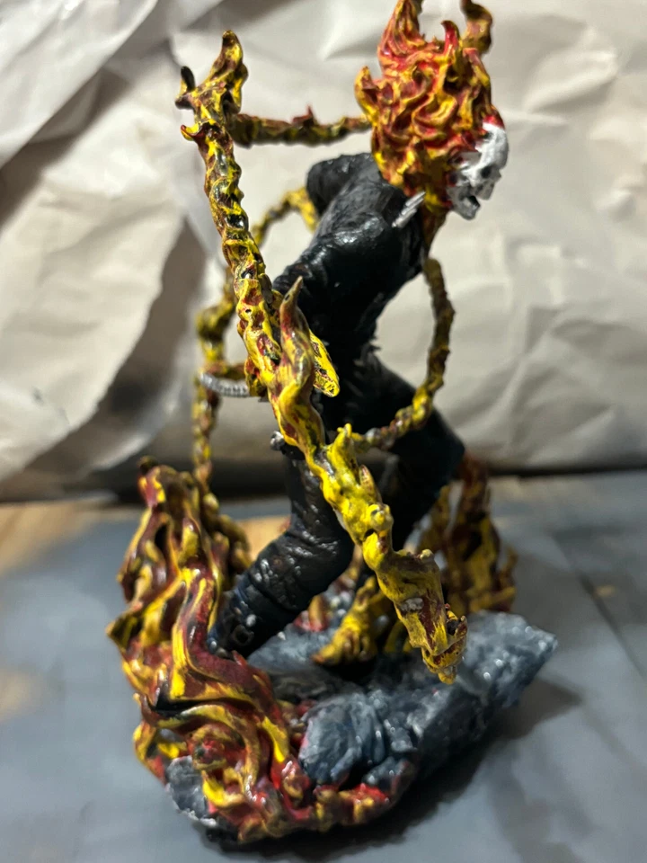Kit Modelo Estatua Escultura Resina Pintada y Montada Ghost Rider Foto 2 de 3