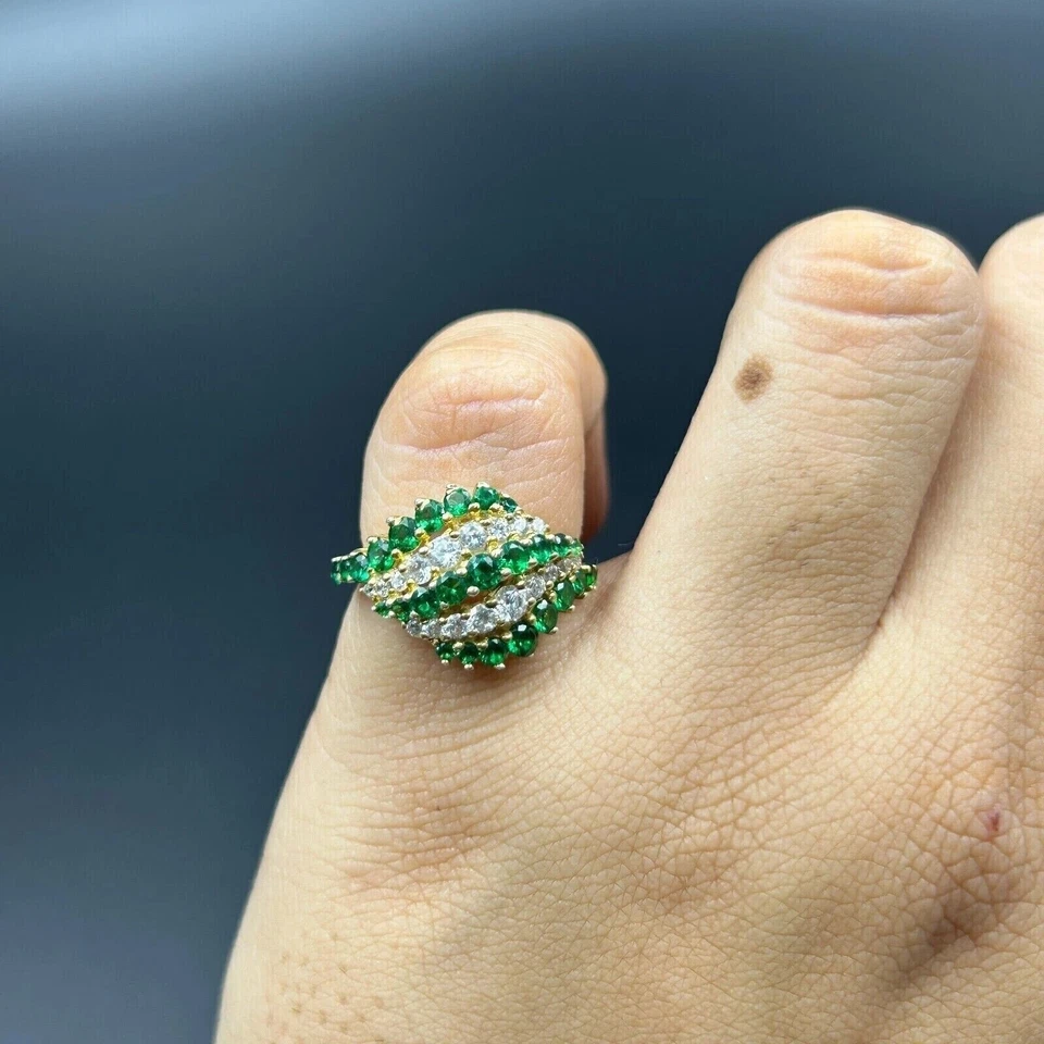 Anillo de compromiso con flor de esmeralda simulada de corte redondo de 2,00 quilates enchapado en oro amarillo de 14 quilates Foto 3 de 4