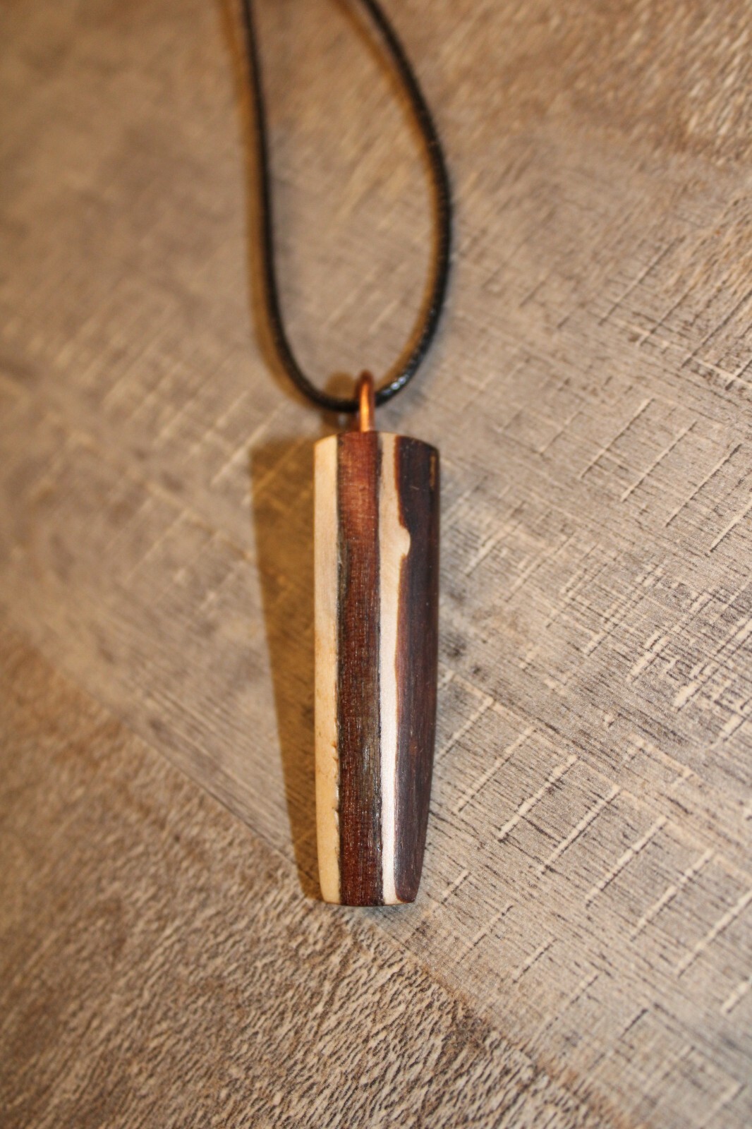 Pendentif GLENN en chêne massif pour sublimer un intérieur moderne en manque de chaleur