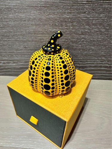 Pumpkin Lammfromm Yayoi Kusama JAPAN Artist Paperweight Object Sculpture YELLOW - Picture 2 of 7