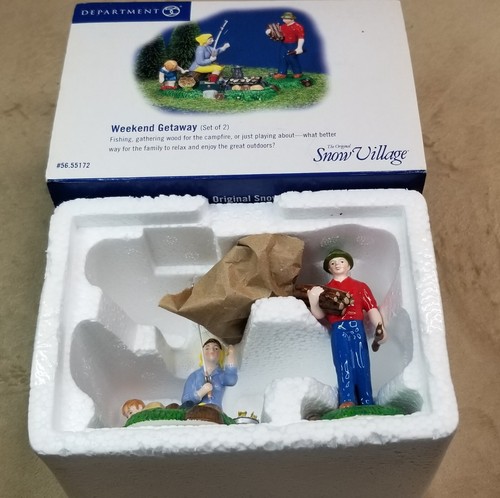 DEPT 56 Snow Village Weekend Getaway Family Camp Fisch 2 Figuren # 55172 12a