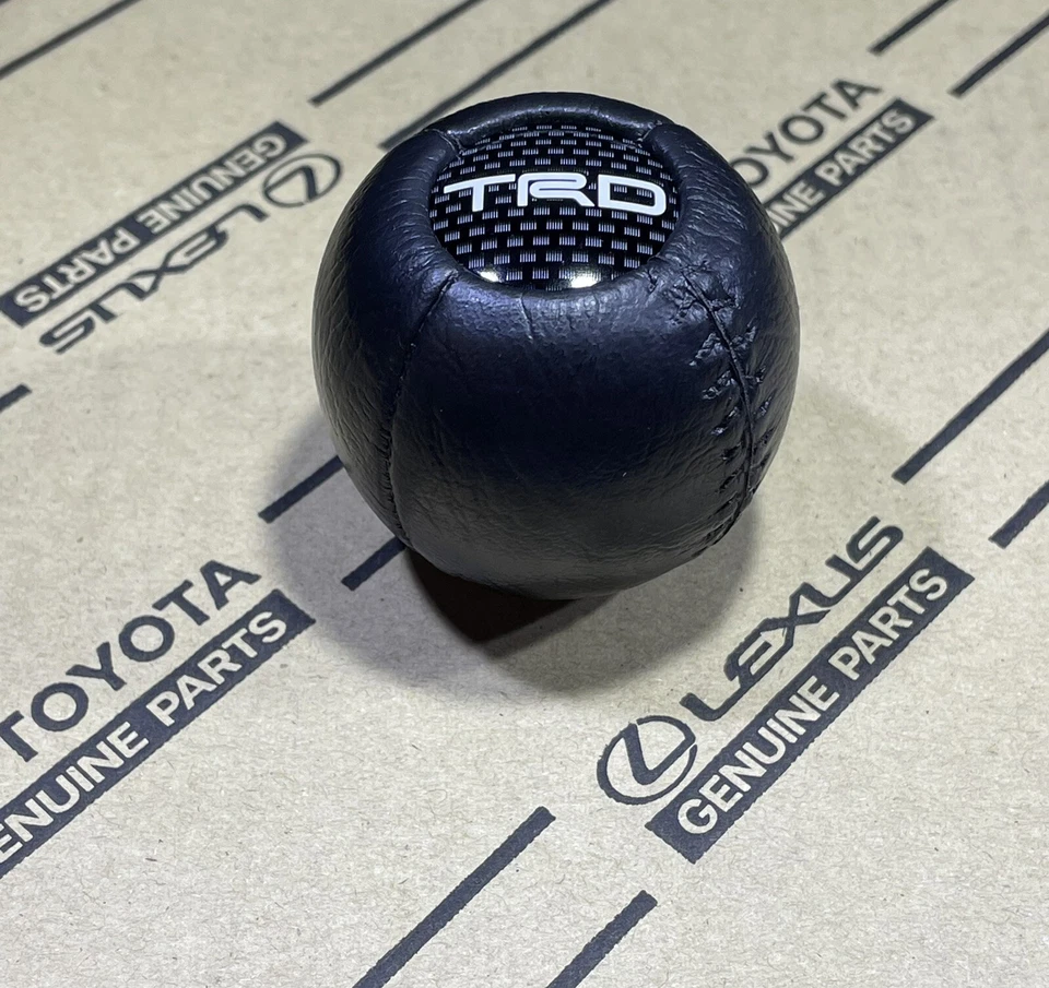 04 - 09 SCION XB 5D WAGON MANUAL PALANCA DE CAMBIOS TRD CARBONO LOGO NEGRO FABRICANTE DE EQUIPOS ORIGINALES NUEVO Foto 2 de 4