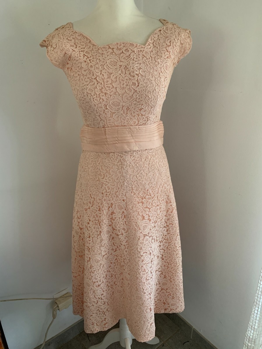 Ancienne robe en dentelle rose époque 1950