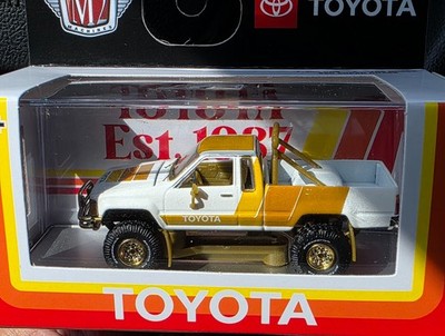 M2 Machines 1985 Toyota Truck White Gold CHASE!! Diecast Pickup 1
