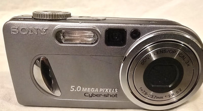 Sony Cyber-Shot DSC-P10 5MP Digital  Camera Tested Works w batt 32MB Sony card