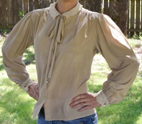 Gorgeous! Vtg Chocolate Chips, grannycore, blouse with tie, lace collar and cuff