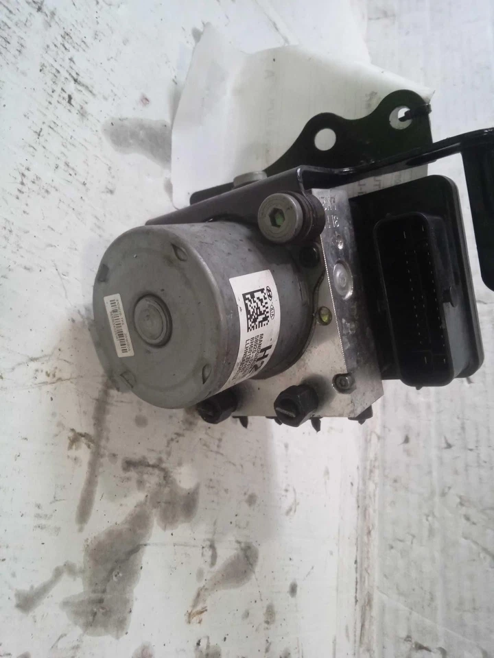 Used ABS Pump and Motor Assembly fits: 2017 Hyundai Tucson Actuator and Pump Ass - Image 2 of 4