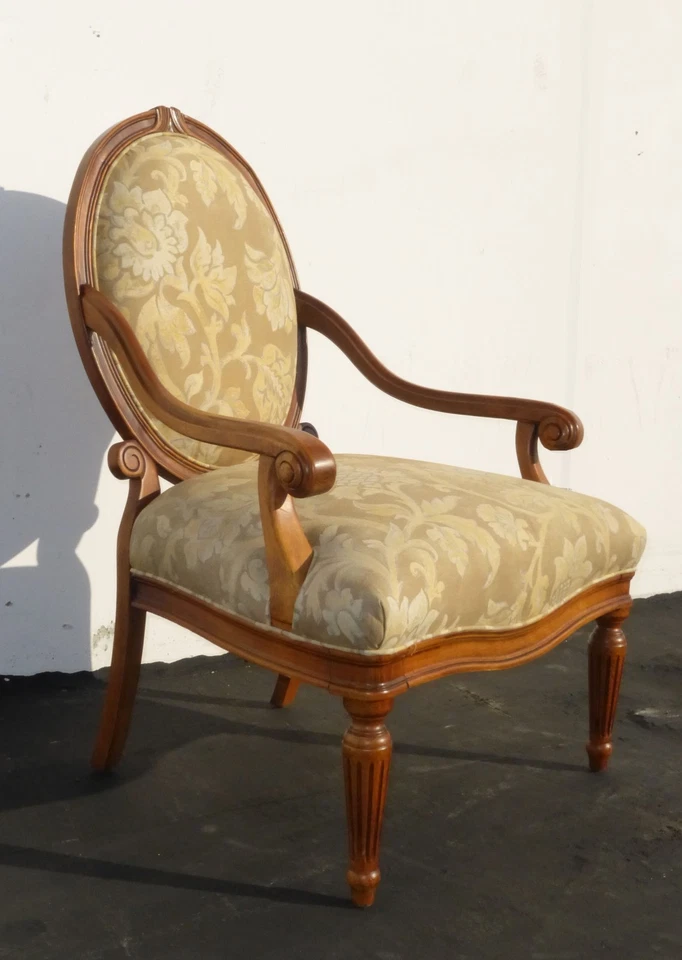 Sillón de diseño floral con respaldo redondo de campo francés vintage Sam Moore Foto 3 de 4